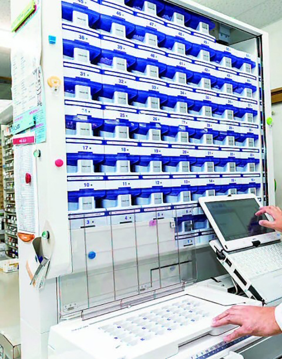 鹿野薬局に配備されたTAKAZONO製全自動分包機